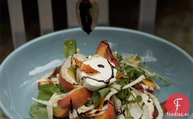 Durazno De California, Hinojo Afeitado, Mozzarella Y Jamón Crujiente