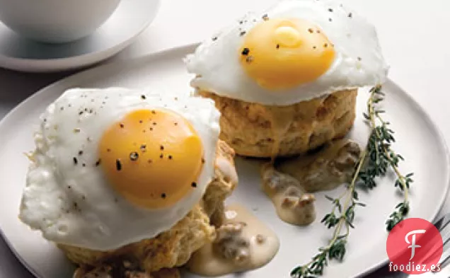 Huevos Fritos Sureños Sobre Galletas de Suero de Leche con Salsa de Salchichas