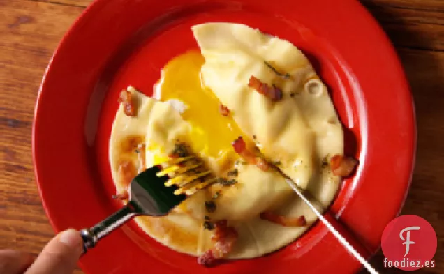 Ravioles de Yema de Huevo (Uova da Raviolo) con Salsa de Tocino y Salvia