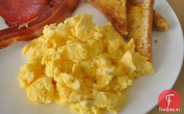 Huevos Escalfados Turcos Con Yogur y Mantequilla de Salvia Picante