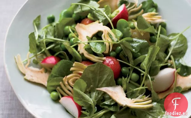 Ensalada de Verduras Crujiente con Guisantes Salteados y Rábanos
