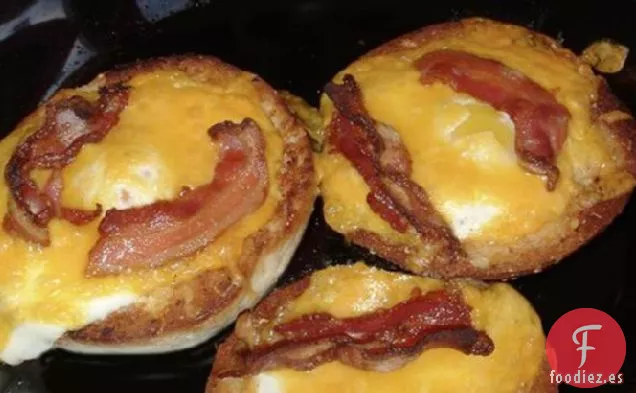 Huevos y Bagels Horneados con queso Cheddar