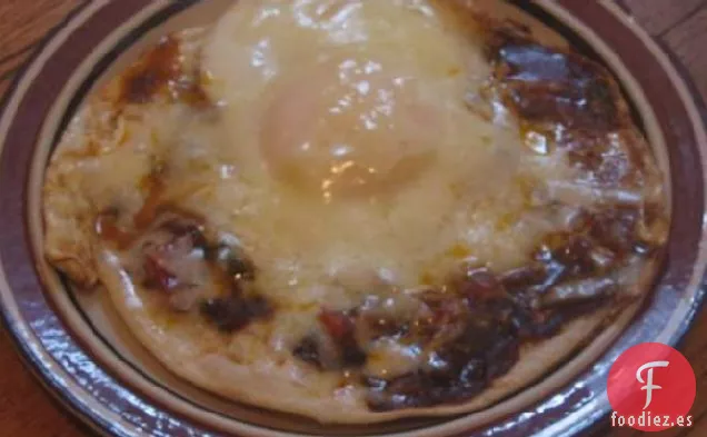 Tostada de Mole de Huevo