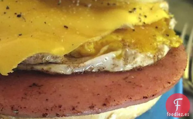 Sándwich de Huevo Frito y Mortadela