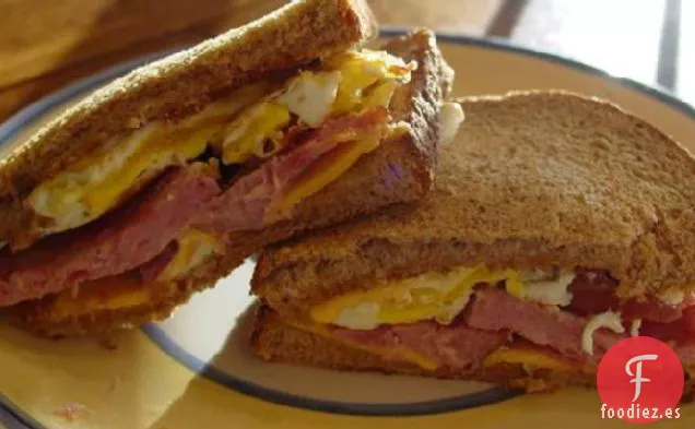Sándwich de Huevo Frito y Queso