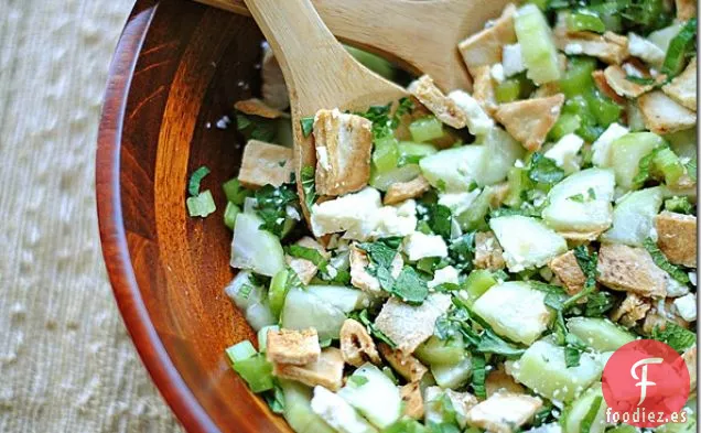 Ensalada De Pan De Pita Con Pepino, Menta y Queso Feta