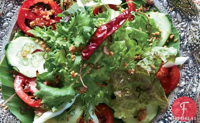 Ensalada Mixta Lao con Cacahuetes y Chalotes Fritos
