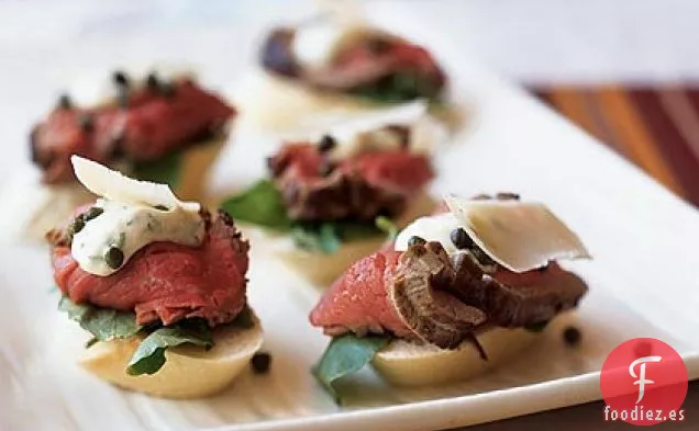 Mini Sándwiches de Solomillo de Ternera a Fuego Lento con Salsa de Mostaza y Rábano Picante
