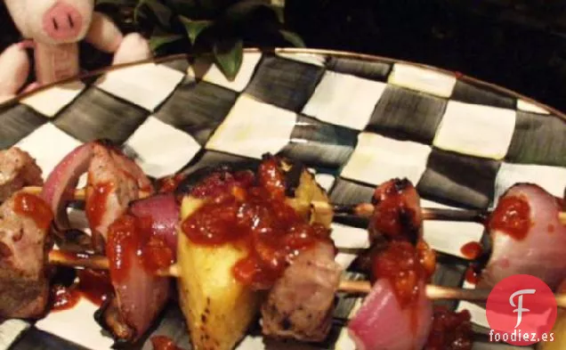 Brochetas De Cerdo A La Parrilla Con Salsa De Barbacoa De Curry Rojo Ahumado