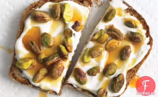 Tostadas Integrales con Yogur y Pistachos