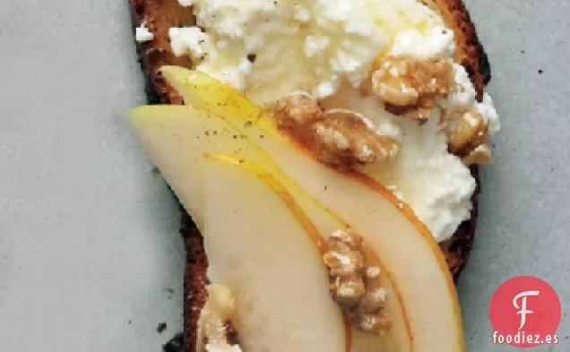 Crostini de Pera, Nuez y Ricota