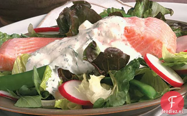 Ensalada de Salmón Escalfado con Aderezo de Pepino