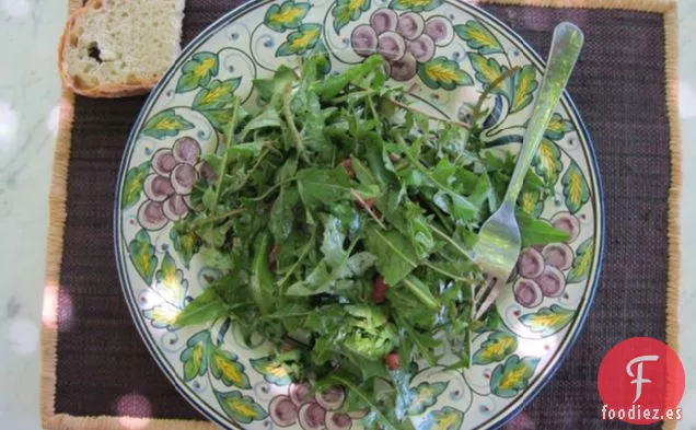 Ensalada Verde De Diente De León Con Aderezo Tibio De Panceta