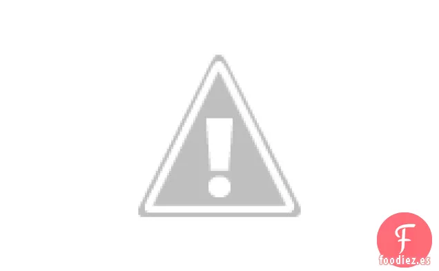 Hojas De Diente De León Con Aderezo caliente De aceite de oliva