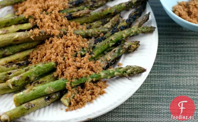 El Susurro Crujiente: Ensalada de Diente de León, Fresa y Cebolla Balsámica
