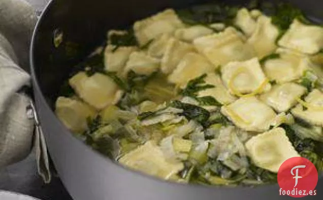 Caldo De Puerro Con Ravioles