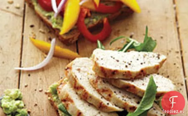 Pollo A La Parrilla Con Mango, Pimiento Y Aguacate