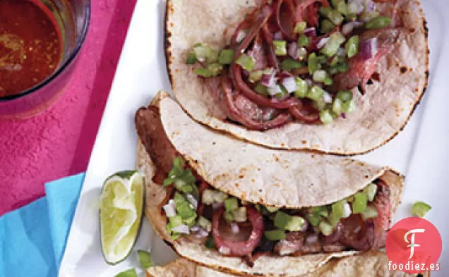 Bistec con Especias de Chile y Tacos de Cebolla a la Parrilla