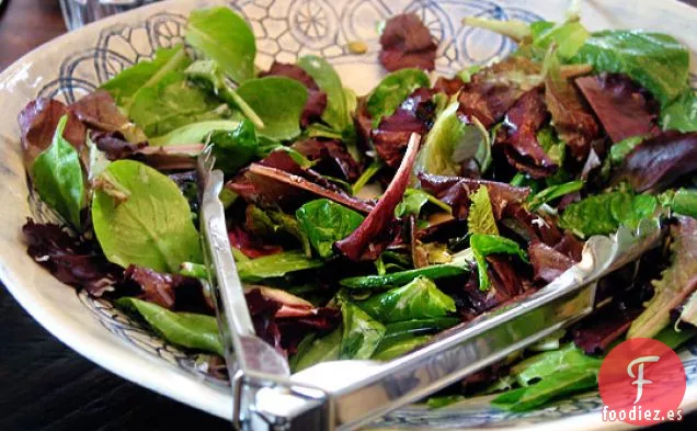Ensalada De Primavera Con Rábanos Y Semillas De Calabaza