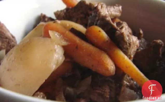 Olla de barro en el Estofado de carne de Cabaña