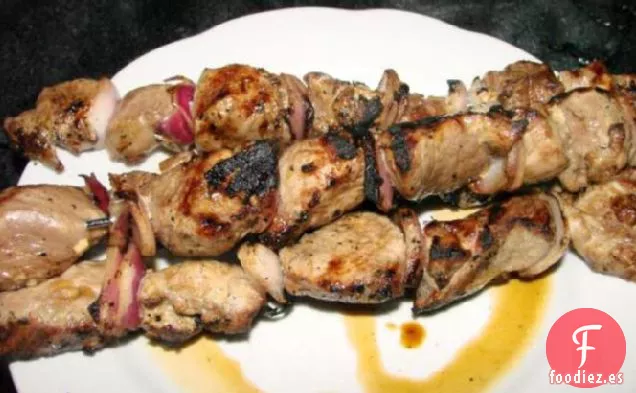 Kebabs de Cerdo Marinado y Cebolla Roja