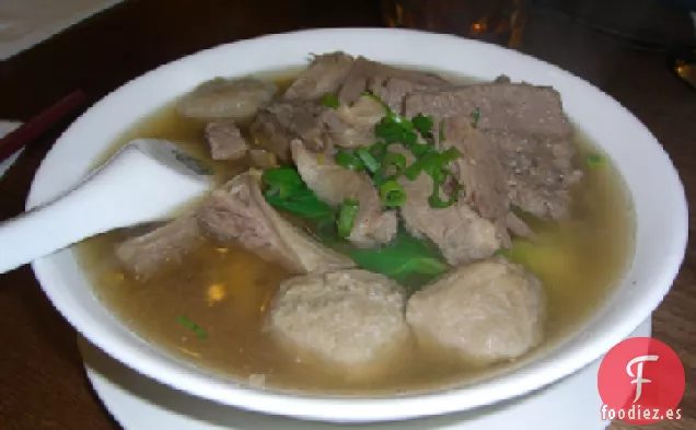 Sopa Asiática Rápida de Carne, Verduras y Fideos