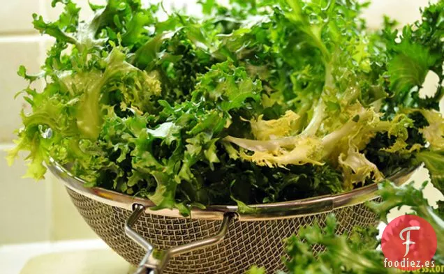 Lechuga Endibia Marchita Con Naranja, Dátiles Y Almendras