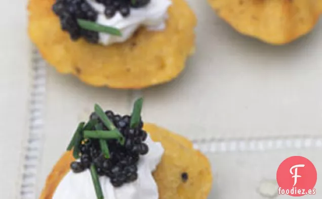 Magdalenas de Maíz Frescas con Crema Agria y Caviar