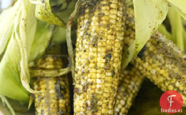 Maíz a la parrilla en la mazorca