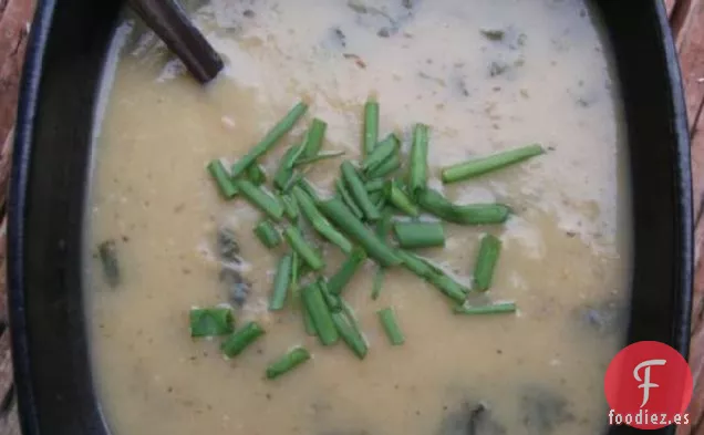 Sopa Portuguesa de Patata y Cilantro