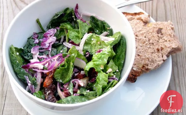 Ensalada Verde Grande Con Dátiles, Pollo, Almendras Ahumadas, Queso De Cabra