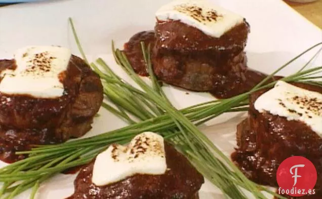 Filete Mignon con Costra de Pimienta Negra con Queso de Cabra Tostado y Salsa de Chile Rojo Dos Veces Cocida
