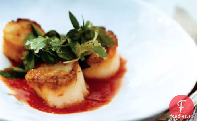 Vieiras de Mar Chamuscadas con Salsa de Limoncillo y Ensalada de Albahaca, Menta y Cilantro
