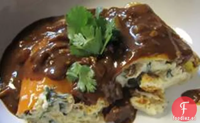 Pimientos Rellenos de Pollo con Salsa de Enchilada