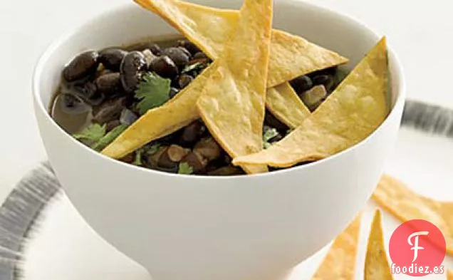Sopa de Frijoles Negros con Tortillas Crujientes