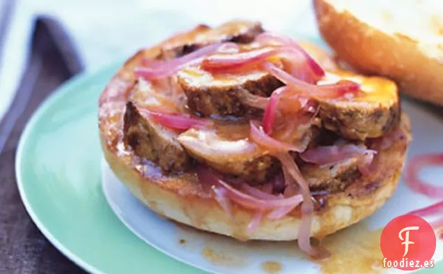 Sándwiches de Cerdo a la Parrilla con Cebolla Roja en Escabeche