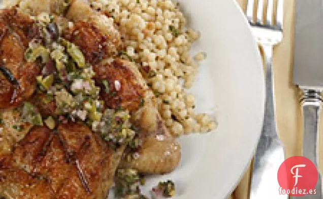 Gallinas De Caza De Cornualles Con Patatas Fritas Y Condimento De Limón Y Oliva