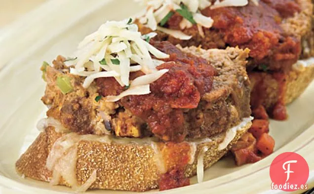 Pastel de Carne de Ternera y Salchicha Con Salsa Roja Gruesa sobre Tostadas de Queso