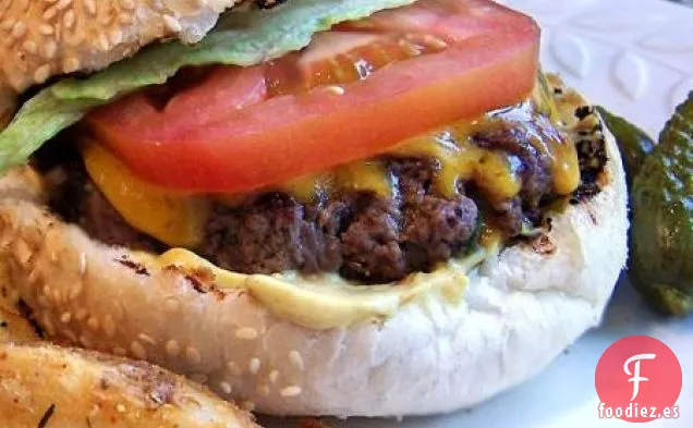 Hamburguesas Rellenas de Queso Cheddar con Tocino