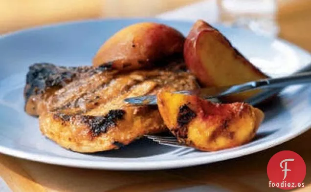 Chuletas y Duraznos de Cerdo a la Barbacoa Glaseadas con Melocotón
