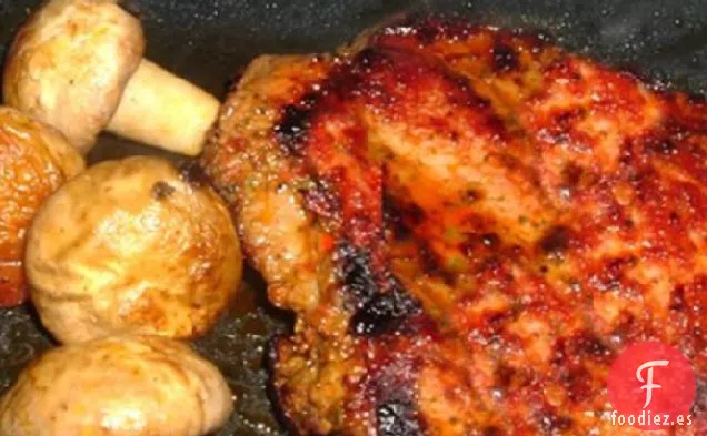 Chuletas de Cerdo Chipotle de Arce a la Parrilla sobre Sémola de Gouda Ahumada