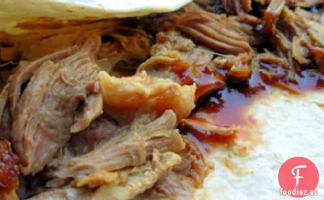 Carne de Cerdo Desmenuzada con Olla de Barro