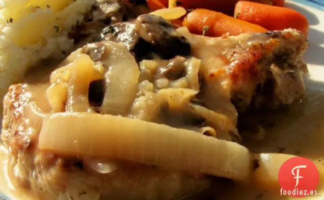 Chuletas De Lomo De Cerdo Con Salsa De Champiñones Y Cebolla