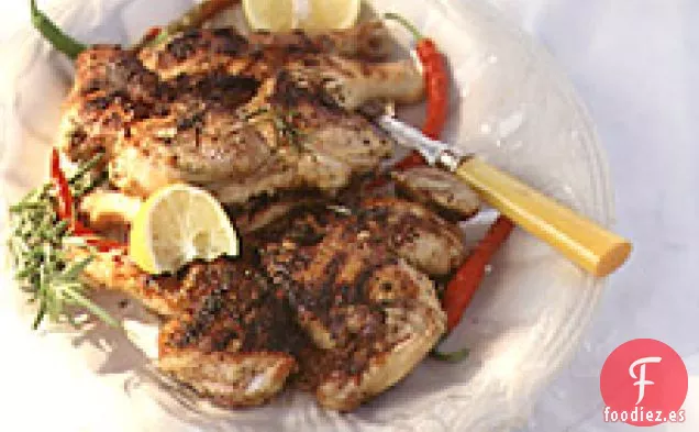 Pollos A La Parrilla Bajo Un Ladrillo