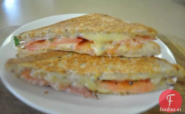 Sándwiches de Queso Cheddar, Tomate y Tocino a la Parrilla