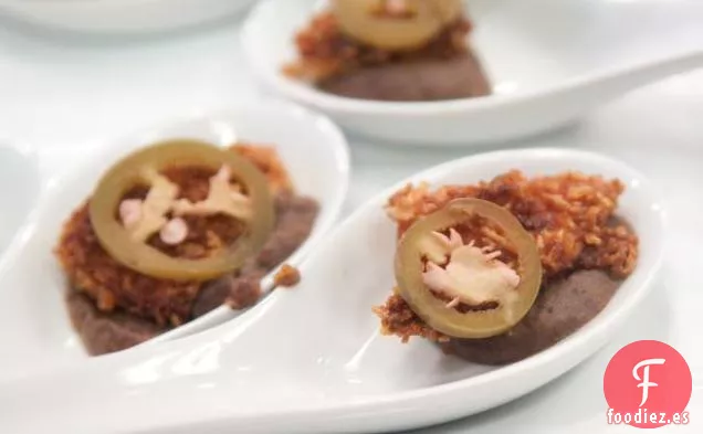 Jamón Crujiente de Kellogg's® Crispix ® Frito con Puré de Frijoles Negros y Jalapeños Encurtidos