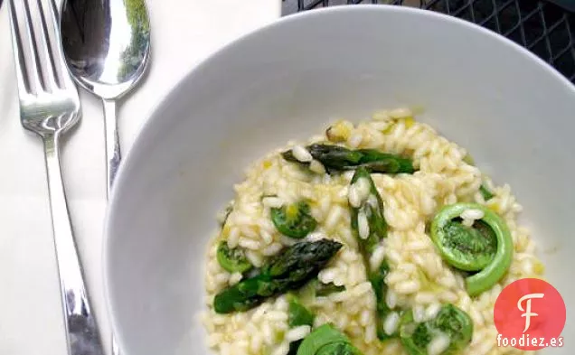 Risotto De Limón De Primavera Con Espárragos Y Helechos Cabeza De Violín