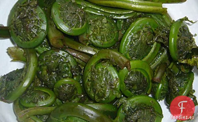 Salteado De Fiddleheads, Fava Y Espárragos