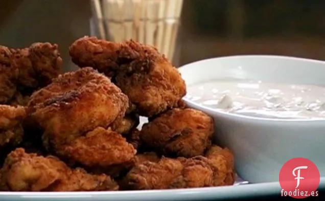 Bocados de Pollo Frito Picante con Salsa Derby