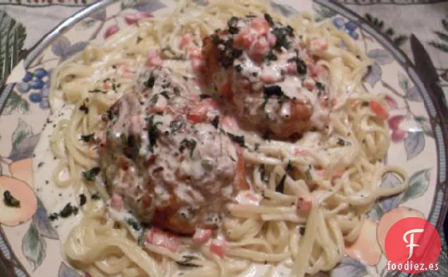 Rollos de tocino de pollo en salsa cremosa de albahaca